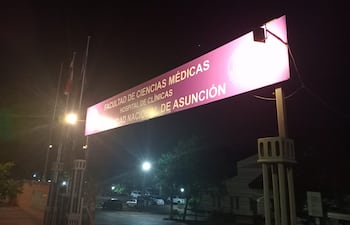 Cartel de acceso al Hospital de Clínicas, dependiente de la Facultad de Ciencias Médicas de la Universidad Nacional de Asunción.