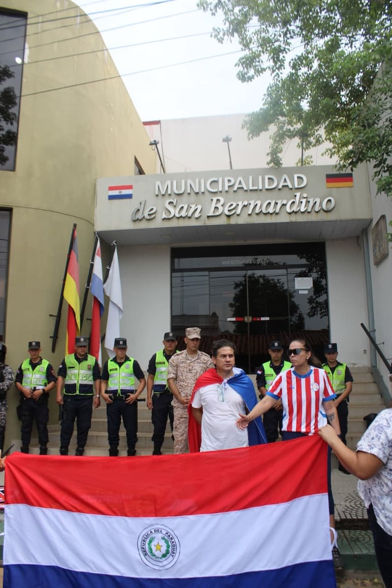 La parte frontal de la Municipalidad fue tomada por los ciudadanos durante la protesta.