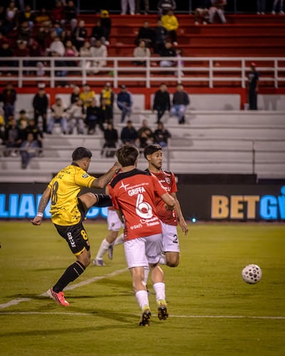 Momento exacto en el que Sergio Ismael Díaz remata para convertir su primer gol en Barcerlona de Ecuador.