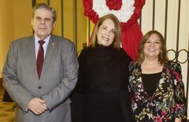 Gabriel Rodríguez, la embajadora del Perú, Milagros Castañón Seoane y Zoila Duarte.