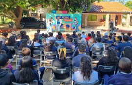 Jóvenes observan una obra teatral en la que se trata sobre los riesgos del alcohol.