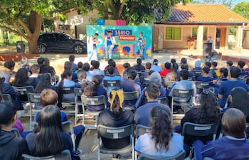 Jóvenes observan una obra teatral en la que se trata sobre los riesgos del alcohol.