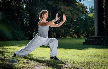 Mujer practicando Tai Chi.