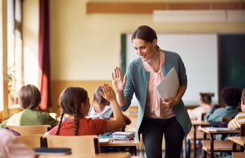 Imagen ilustrativa: una profesora en clase.