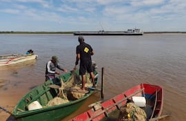 Pescadores frente al dragado en desembocadura del río Bermejo con el Paraguay.