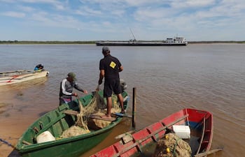 Pescadores frente al dragado en desembocadura del río Bermejo con el Paraguay.