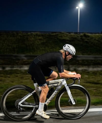 El triatleta y corredor de Fórmula 1 de origen finlandés, Valtteri Bottas, en plena pedaleada.