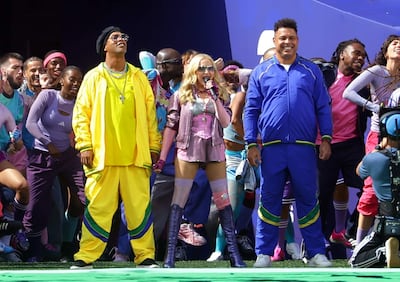 Madonna junto a los jugadores Ronaldinho y Ronaldo, en una parte del show de medio tiempo.