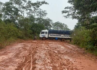 Un camión atravesado en la calle 16 de RI 3 Corrales después de la última lluvia registrado en esta parte del país.