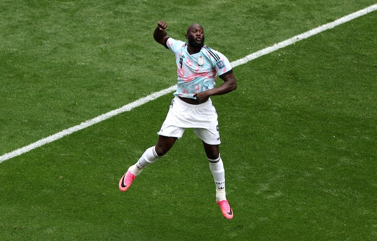 El belga Romelu Lukaku celebra el segundo gol del equipo, anotado por Youri Tielemans, durante el partido de dieciseisavos de final de la Copa Mundial de la FIFA 2026 entre Bélgica y Senegal en el Seattle Stadium.