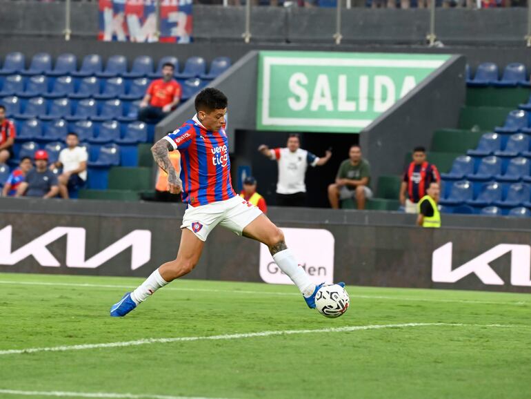 Juan Manuel Iturbe, futbolista de Cerro Porteño, domina el balón en un partido ante Sportivo Trinidense en la primera fecha del torneo Apertura 2024 del fútbol paraguayo en el estadio Defensores del Chaco, en Asunción.
