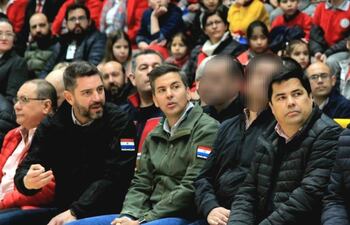 De izq. a der.: El vicepresidente Pedro Alliana, el presidente de la República, Santiago Peña y el director de la binacional, Luis Benítez, quienes manejan la EBY.