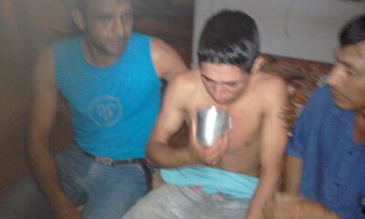 Adelio Mendoza bebe agua luego de ser liberado en la estancia Tranquerita.