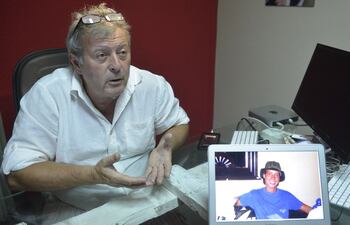 Juan Pedro Schaerer, acompañado del retrato de su hijo, Christians Schaerer, quien fue secuestrado el 21 de setiembre de 2003. Nunca más se supo de él.