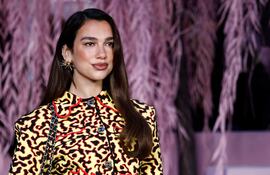 La cantautora británica Dua Lipa posa a su llegada al desfile de moda de la colección de Alta Costura Primavera/Verano 2026 de Chanel, como parte de la Semana de la Moda de Alta Costura de París, en París. (Sebastien DUPUY / AFP)