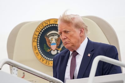 El presidente de Estados Unidos, Donald Trump, bajando del Air Force One.