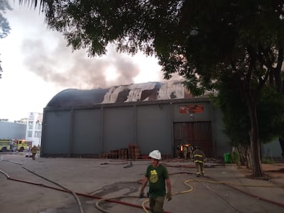 Un gran incendio se registró esta madrugada en depósitos ubicados sobre la calle San Carlos y Río Ypané, entre Fernando de la Mora y San Lorenzo.