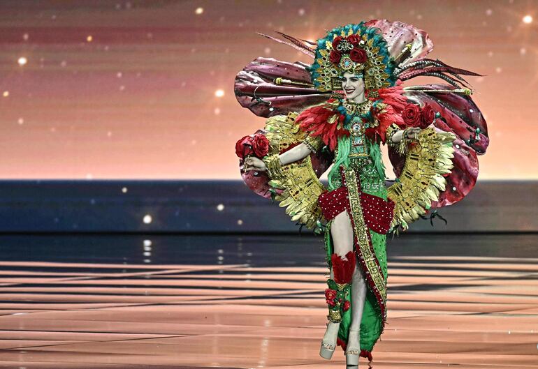 La mexicana Fatima Bosch desfila en el escenario durante la presentación de trajes nacionales de Miss Universo 2025 en la provincia de Nonthaburi, al norte de Bangkok.