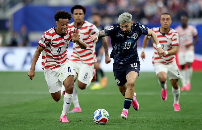 Tyler Adams (izq.) de Estados Unidos en acción contra Julio Enciso de Paraguay durante el partido de la fase de grupos de la Copa Mundial de la FIFA 2026 entre Estados Unidos y Paraguay, en Los Ángeles, California.