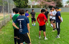 Los profesionales Richard Álvarez Meza y Nelson Riquelme, junto a algunos de los chicos del Rich-Sport Football Academy, en el 12 de Octubre de Santo Domingo, de la Primera B.
