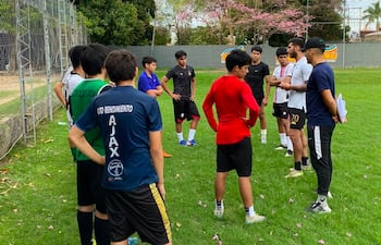 Los profesionales Richard Álvarez Meza y Nelson Riquelme, junto a algunos de los chicos del Rich-Sport Football Academy, en el 12 de Octubre de Santo Domingo, de la Primera B.