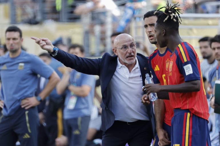 El seleccionador de España Luis de la Fuente (i) da indicaciones a Mikel Merino (c) y Nico Williams este domingo, en la final del Mundial de la FIFA 2026 entre España y Argentina en el estadio MetLife en East Rutherford (NJ, EE.UU.).