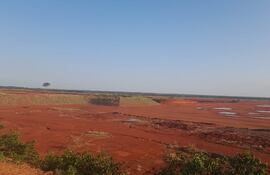 El movimiento de suelo de la futura fábrica está concluido y con infraestructura básica instalada, según explicado. Se trata de un predio de 300 hectáreas.