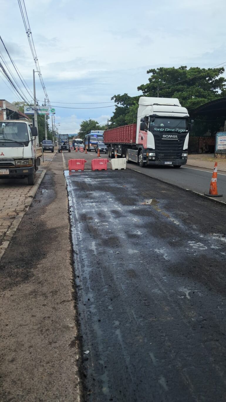 Así se encuentra la vía debido a las obras inconclusas que mantienen bloqueada media calzada.