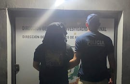 Ricardo Giménez Miño, tras su captura, aparece escoltado por un agente policial.