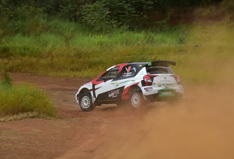 Los vigentes campeones del Transchaco Rally, Alejandro Galanti y Marcelo Toyotoshi en las pruebas del Toyota Etios R5.