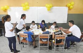 Niños participan del programa Escuelas Abiertas en el Colegio Nacional Presidente Franco, en el centro de Asunción.