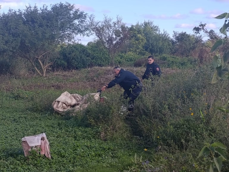La Policía logró recuperar la motocicleta robada oculta en una zona boscosa en la zona de la Costanera Sur.