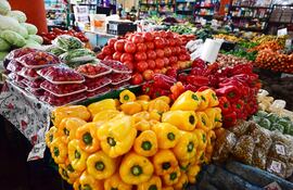 Variedad de verduras de primera calidad se ofertan en las góndolas del Abasto Norte.