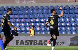 El delantero de Olimpia, Gabriel Ávalos sale a celebrar el segundo tanto franjeado ante Sportivo San Lorenzo, perseguido por Raúl Cáceres.