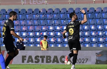 El delantero de Olimpia, Gabriel Ávalos sale a celebrar el segundo tanto franjeado ante Sportivo San Lorenzo, perseguido por Raúl Cáceres.