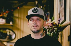 El cantante y compositor puertorriqueño René Pérez Joglar, conocido como Residente, quien estrena el sencillo y vídeo musical "Ron en el piso".