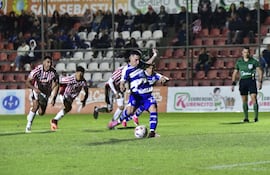 El mediocampista, Óscar Rigoberto Romero Adorno (27 años) ejecuta el penal que terminó siendo el tanto ganador para al Sportivo 2 de Mayo, en San Lorenzo.