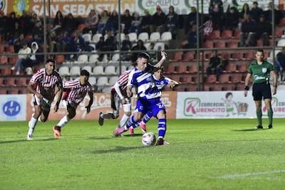 El mediocampista, Óscar Rigoberto Romero Adorno (27 años) ejecuta el penal que terminó siendo el tanto ganador para al Sportivo 2 de Mayo, en San Lorenzo.
