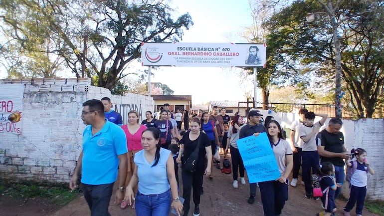 Asediada por adictos, comunidad educativa se manifiesta pidiendo mayor seguridad Asediada por adictos, comunidad educativa se manifiesta pidiendo mayor seguridad