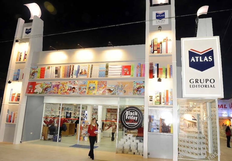 Stand del Grupo Editorial Atlas, propiedad de Pedro Moreira y dirigida por su hijo, Fernando Moreira.