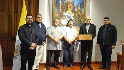 El obispo de San Lorenzo, Joaquín Robledo, sostiene la caja que contiene las joyas de la Virgen del Rosario, que es patrimonio de la comunidad.