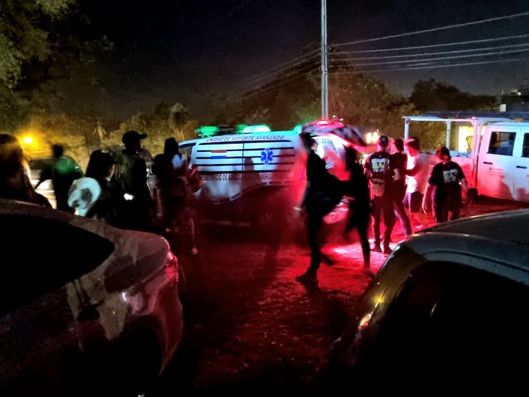 Esta es la ambulancia que trasladó a Vita Aranda luego del atentado en el anfiteatro José Asunción Flores, en el San Bernardino, el domingo 30 de enero.