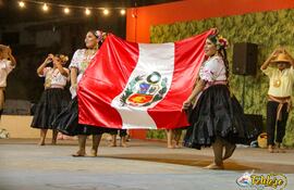 Presentación de bailes folclóricos de Perú.