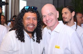 El presidente de la FIFA, Gianni Infantino (d), con el exarquero de la selección Colombia de fútbol René Higuita, durante la inauguración del Centro de Alojamiento para el Alto Rendimiento de la FCF el martes, en Barranquilla (Colombia). Infantino, afirmó en la ciudad colombiana de Barranquilla que tiene "confianza total en México" para la realización del Mundial de este año, que tiene partidos programados en Ciudad de México, Guadalajara y Monterrey, pese a la violencia desatada en el país.