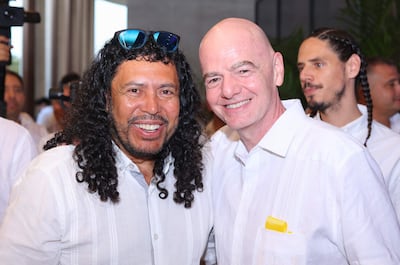El presidente de la FIFA, Gianni Infantino (d), con el exarquero de la selección Colombia de fútbol René Higuita, durante la inauguración del Centro de Alojamiento para el Alto Rendimiento de la FCF el martes, en Barranquilla (Colombia). Infantino, afirmó en la ciudad colombiana de Barranquilla que tiene "confianza total en México" para la realización del Mundial de este año, que tiene partidos programados en Ciudad de México, Guadalajara y Monterrey, pese a la violencia desatada en el país.