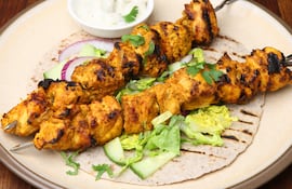 Brochetas de pollo al curry.