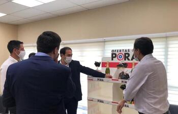 Representantes de Capasu y del Gobierno observan las góndolas donde se exhibirán los combos navideños económicos.