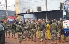 Internos suben a uno de los buses que los llevará al Centro de Reinserción Social de Minga Guazú.