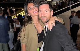 Antonela Roccuzzo y Leo Messi aguardando felices el show de Coldplay en Barcelona. (Instagram/Antonela Roccuzzo)