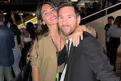 Antonela Roccuzzo y Leo Messi aguardando felices el show de Coldplay en Barcelona. (Instagram/Antonela Roccuzzo)